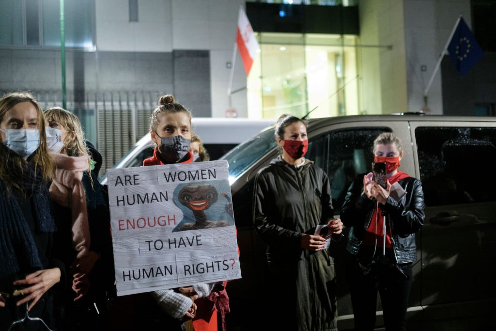 Manifestantes en Bruselas, Bélgica, frente a la Representación Polaca de la Unión Europea, 28 de octubre de 2020. | Foto: Getty Images Manifestantes en Bruselas, Bélgica, frente a la Representación Polaca de la Unión Europea, 28 de octubre de 2020. | Foto: Getty Images