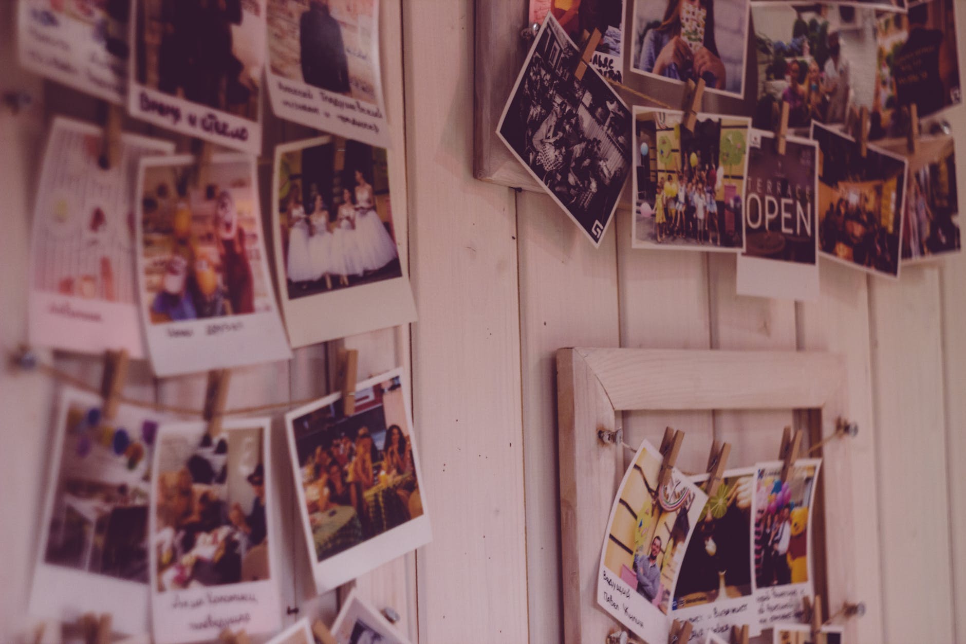 Emilia showed her the pictures on the wall. | Source: Pexels