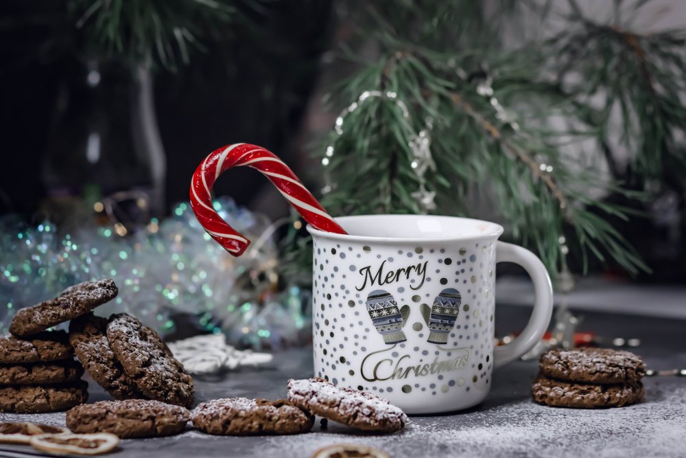 Taza navideña con galletas. | Foto: Shutterstock