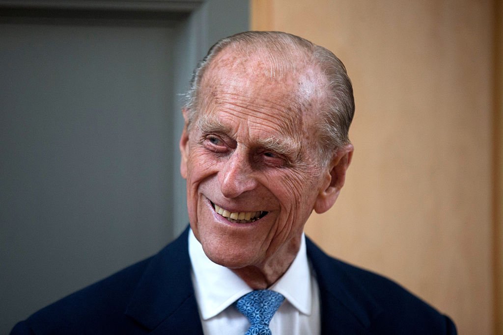 Le prince Philip, duc d'Édimbourg, sourit après avoir dévoilé une plaque à la fin de sa visite au Richmond Adult Community College à Richmond le 8 juin 2015 à Londres, en Angleterre. | Photo : Getty Images