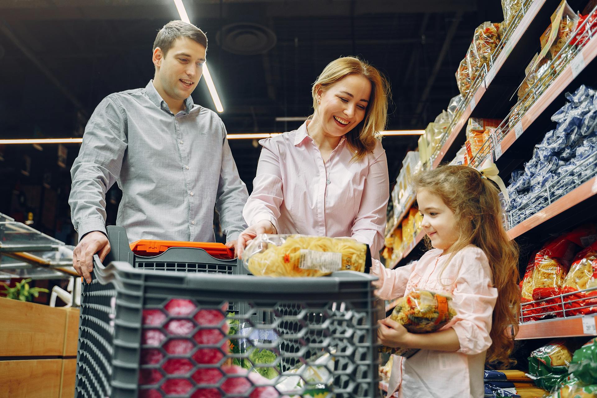 A family doing grocery shopping | Source: Pexels