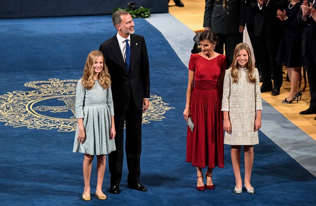 La Princesa Leonor de España, el Rey Felipe de España, la Reina Letizia de España y la Princesa Sofía de España asisten a la ceremonia de entrega de los Premios Princesa de Asturias 2019 en el Teatro Campoamor el 18 de octubre de 2019 en Oviedo, España. | Imagen: Getty Images. La Princesa Leonor de España, el Rey Felipe de España, la Reina Letizia de España y la Princesa Sofía de España asisten a la ceremonia de entrega de los Premios Princesa de Asturias 2019 en el Teatro Campoamor el 18 de octubre de 2019 en Oviedo, España. | Imagen: Getty Images.