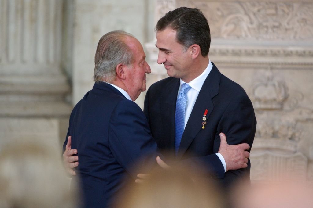 Felipe y Juan Carlos en la ceremonia oficial de abdicación del rey. | Foto: Getty Images.