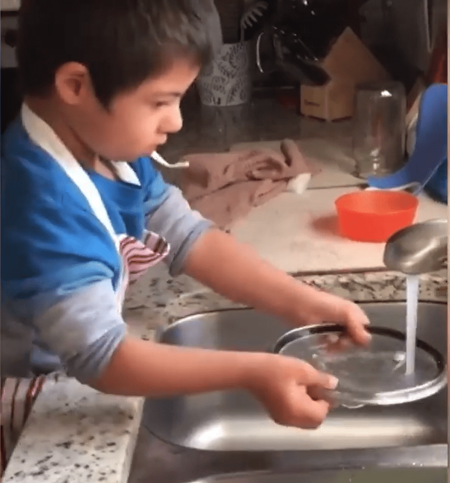 Simon Clark doing the dishes. | Source: facebook.com/StorytrenderOfficial