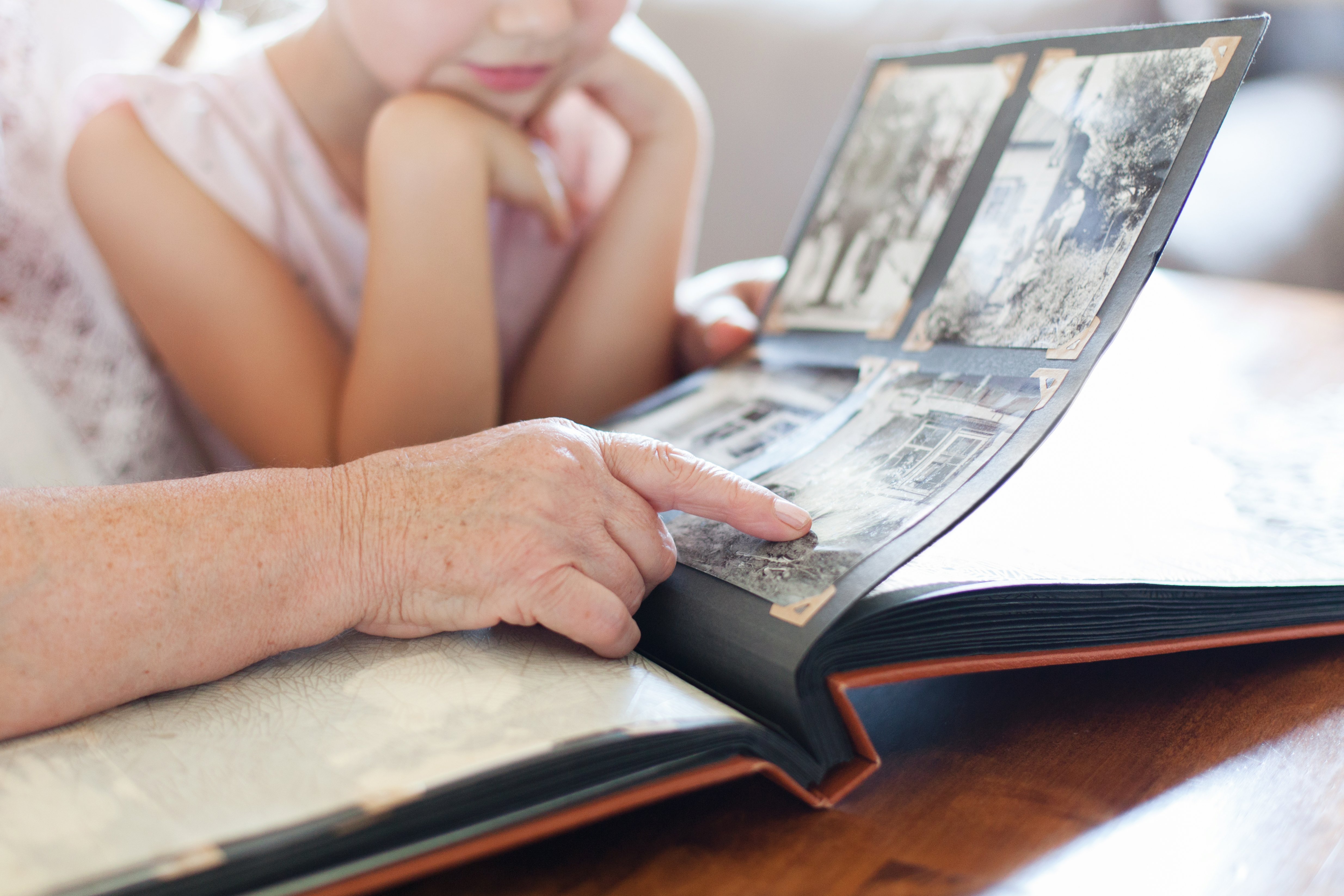 Abuela y nieta viendo fotos familiares. | Foto: Shutterstock