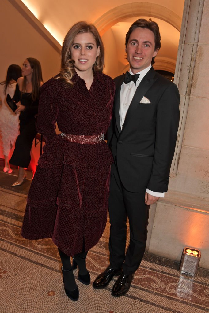La princesse Beatrice d'York et Edoardo Mapelli Mozzi à la National Portrait Gallery le 12 mars, 2019 à Londres, en Angleterre. | Photo : Getty Images