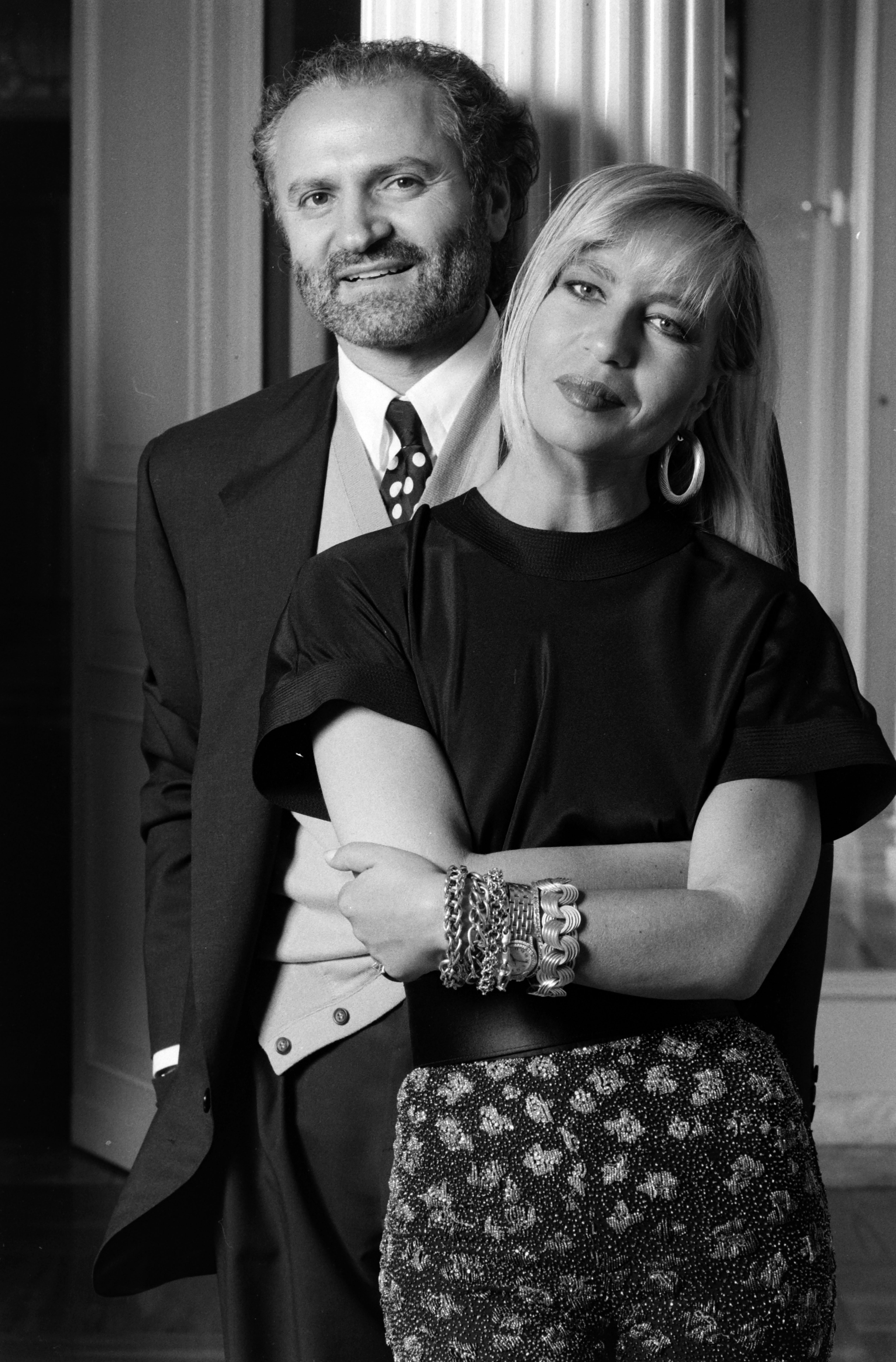 Gianni and Donatella Versace pose for a photo on March 7, 1990 | Source: Getty Images