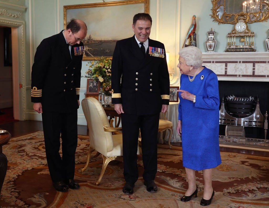 Queen Elizabeth II receives Commodore Steven Moorhouse and Captain Angus Essenhigh, during a private audience in the Queens Private Audience Room in Buckingham Palace. | Photo: Getty Images.