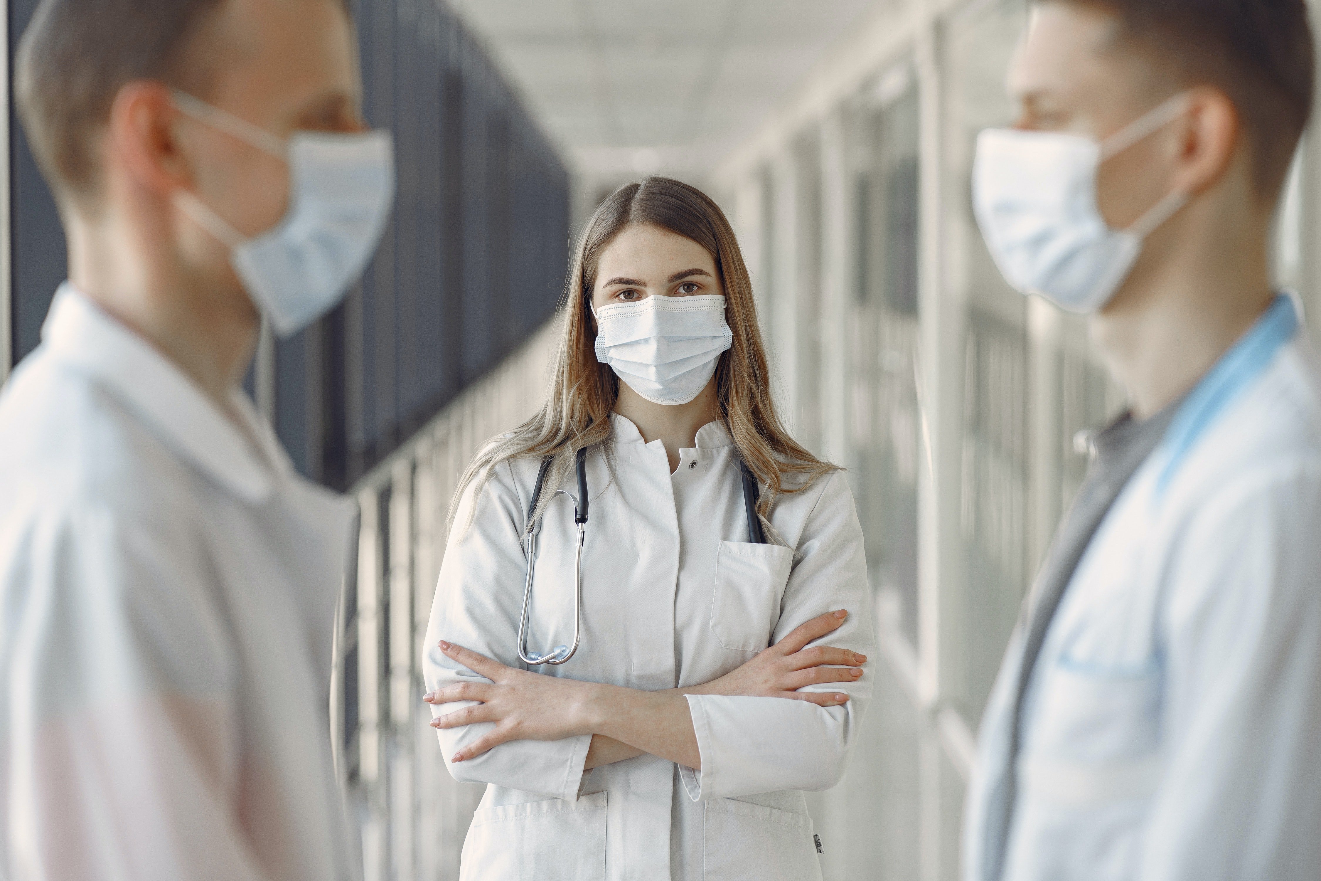 Three doctors in a hallway. | Pexels/ Gustavo Fring 