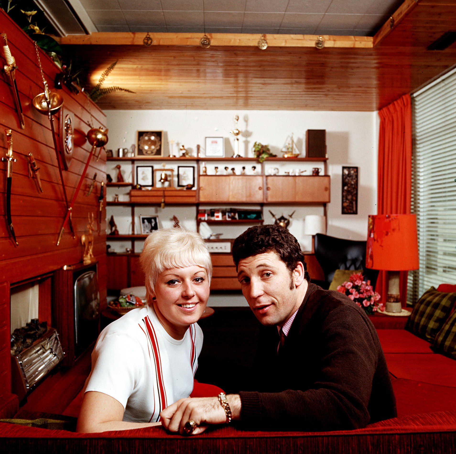 Tom Jones at home with his wife Melinda (Linda) Woodward, circa 1967 | Source: Getty Images