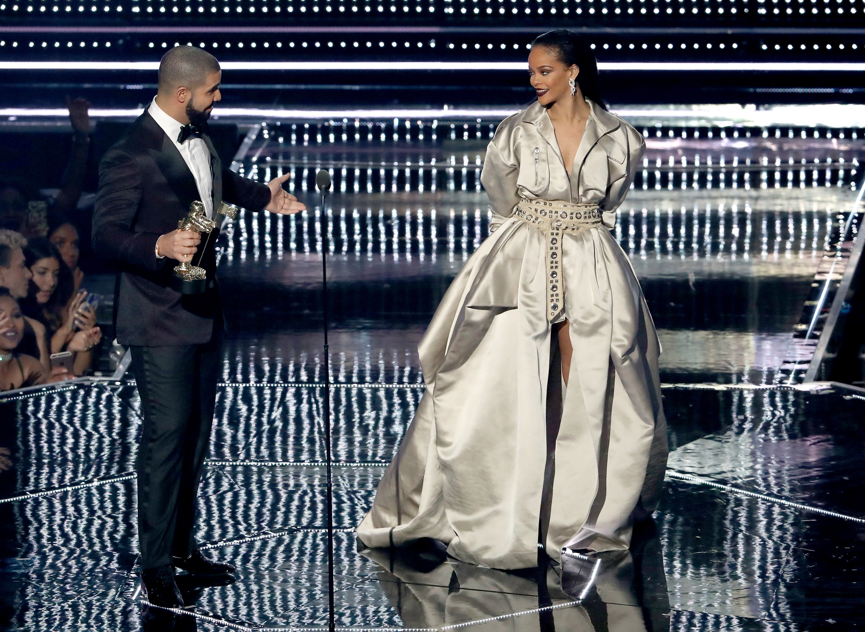 Drake presents the Michael Jackson Video Vanguard Award to Rihanna during the 2016 MTV Video Music Awards | Source: Getty Images