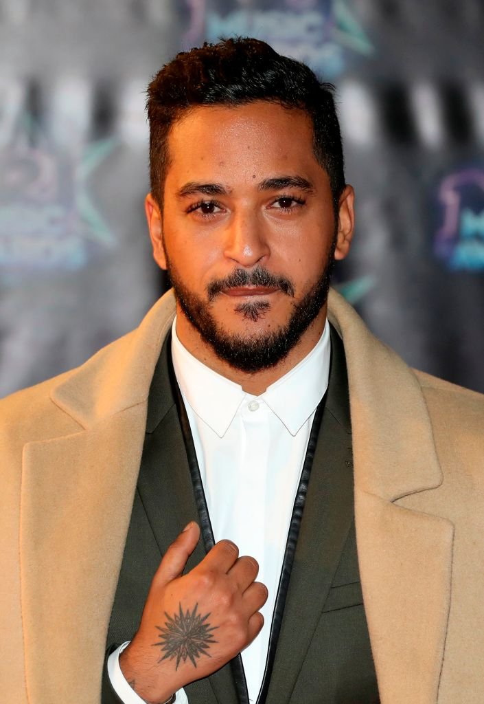 Slimane pose sur le tapis rouge à son arrivée aux 18e NRJ Music Awards annuels le 12 novembre 2016 au Palais des Festivals à Cannes, dans le sud-est de la France. | Photo : Getty Images
