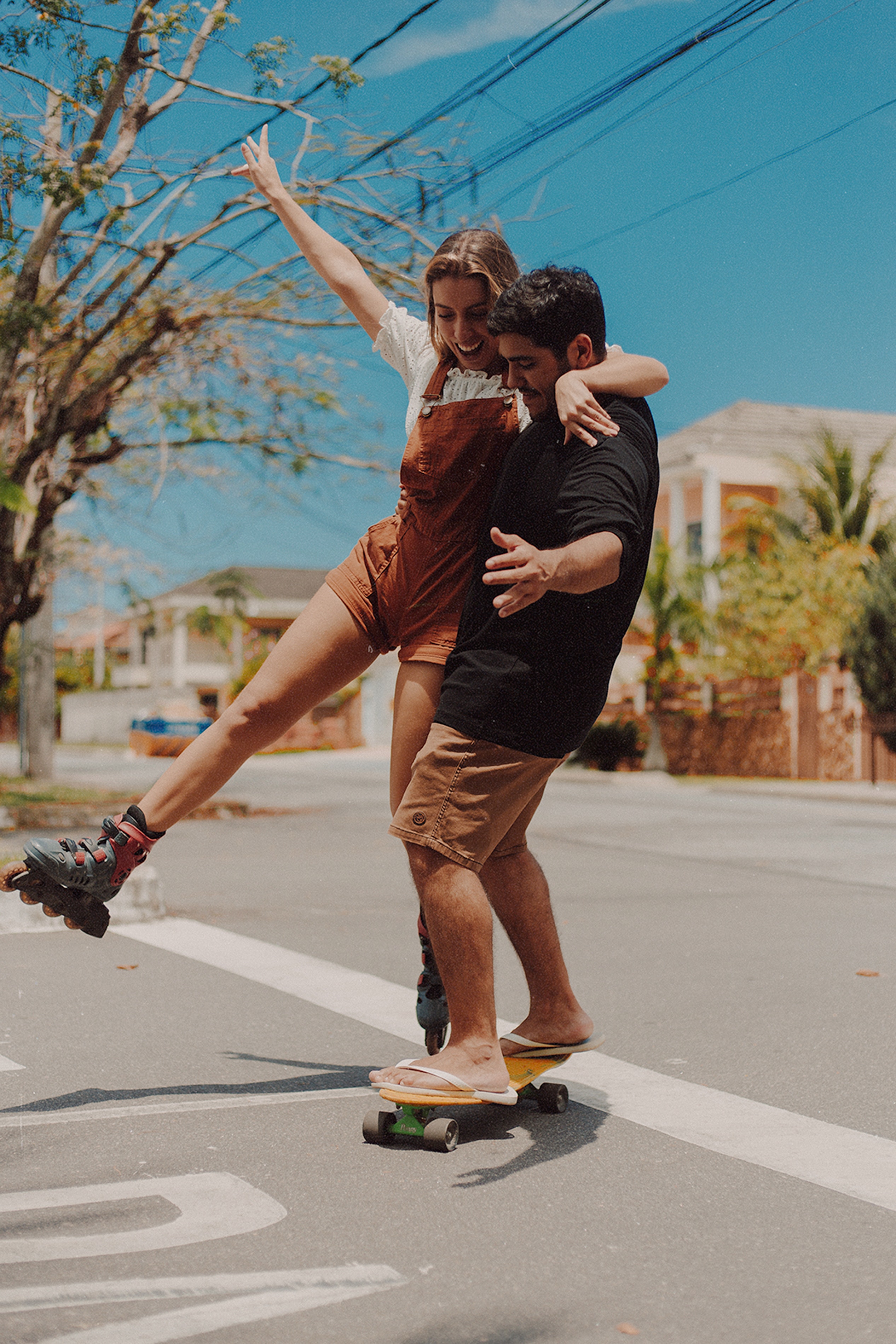 A couple playing on a skateboard together. | Source: Pexels