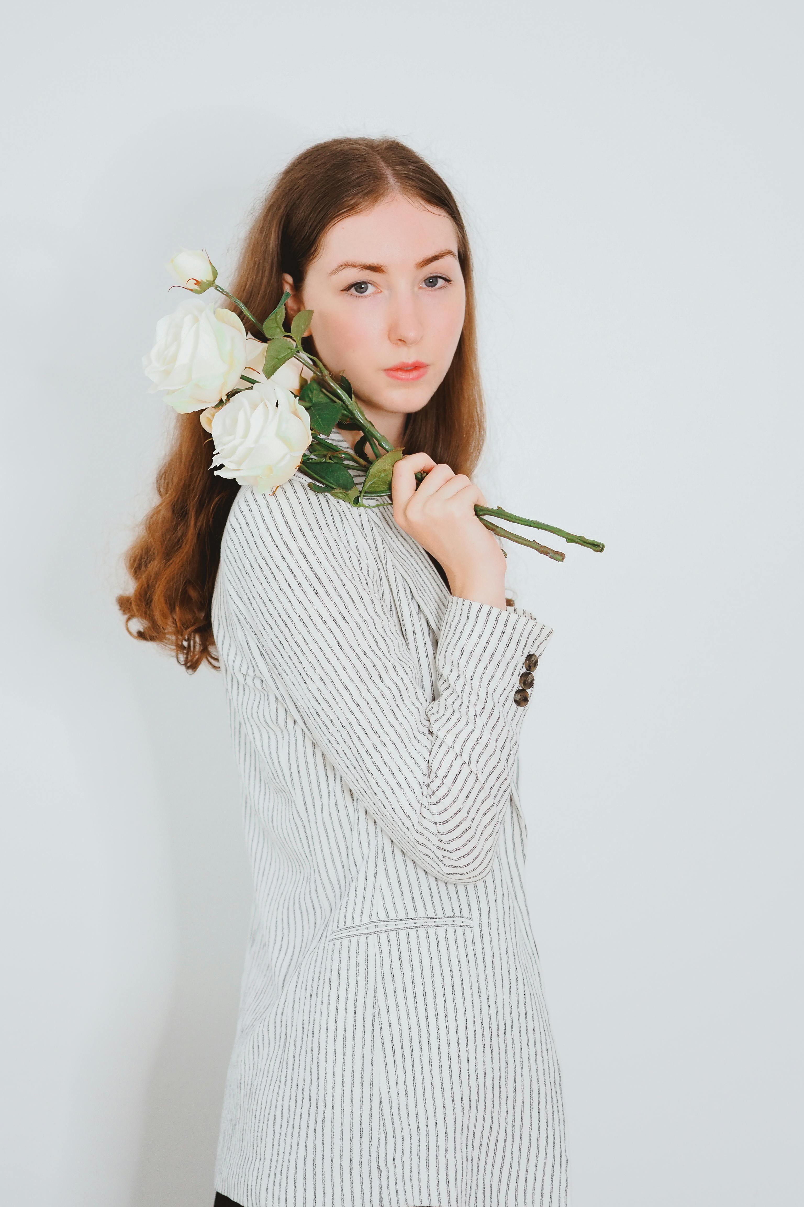 A woman holding white roses | Source: Pexels