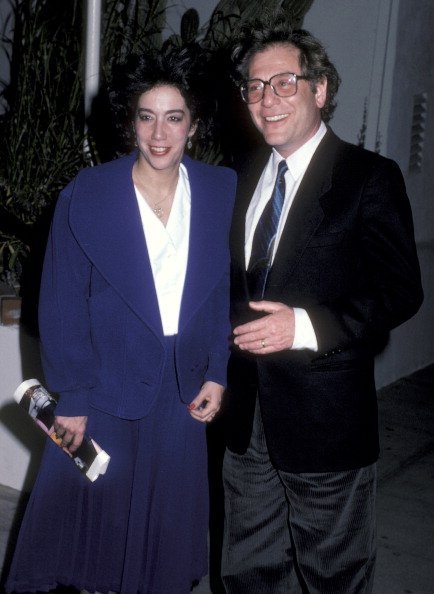 George Segal and wife Linda Rogoff on January 10, 1986 at Spago Restaurant in West Hollywood | Photo: Getty Images