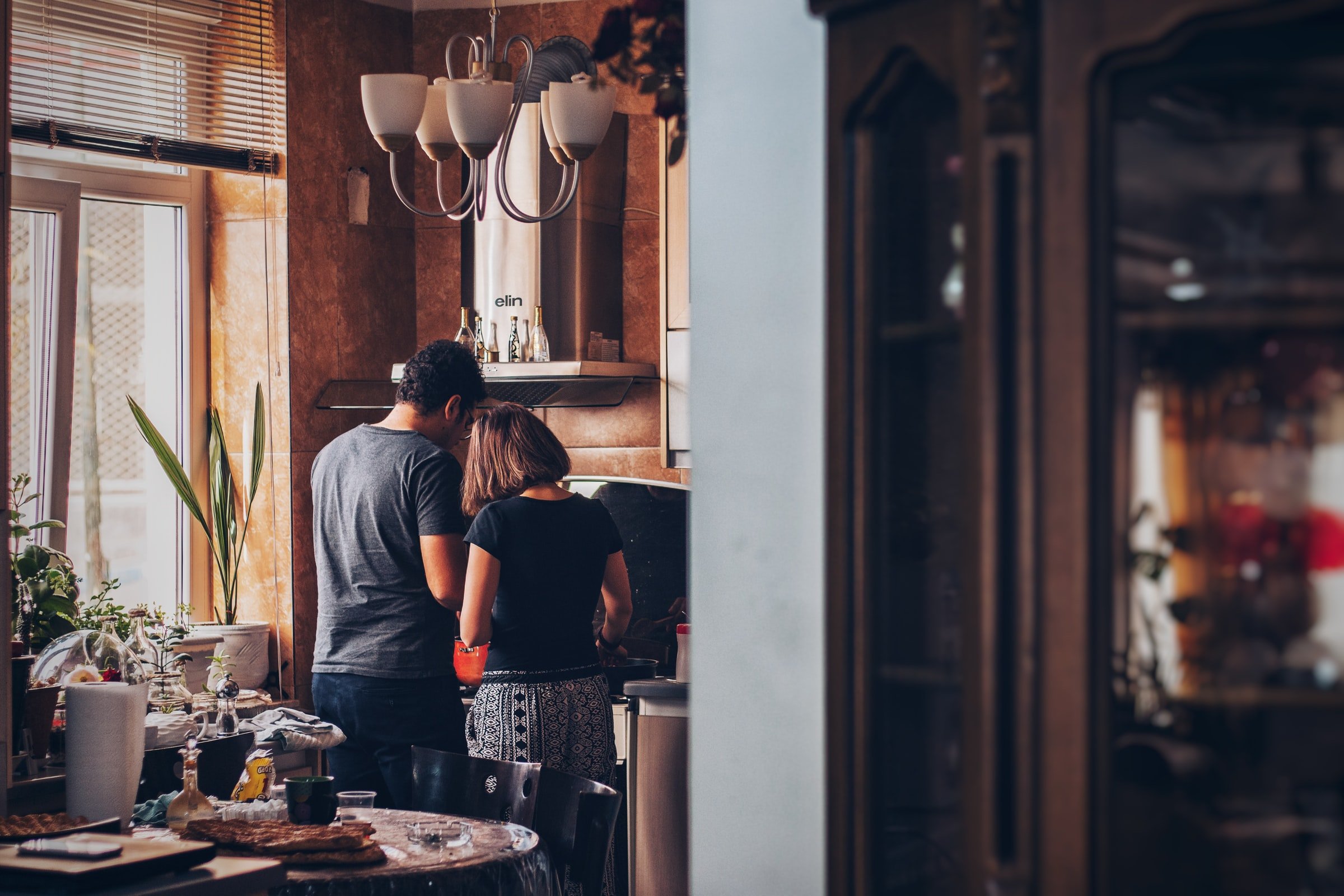 Ein Ehepaar bei der Arbeit in der Küche. | Quelle: Unsplash