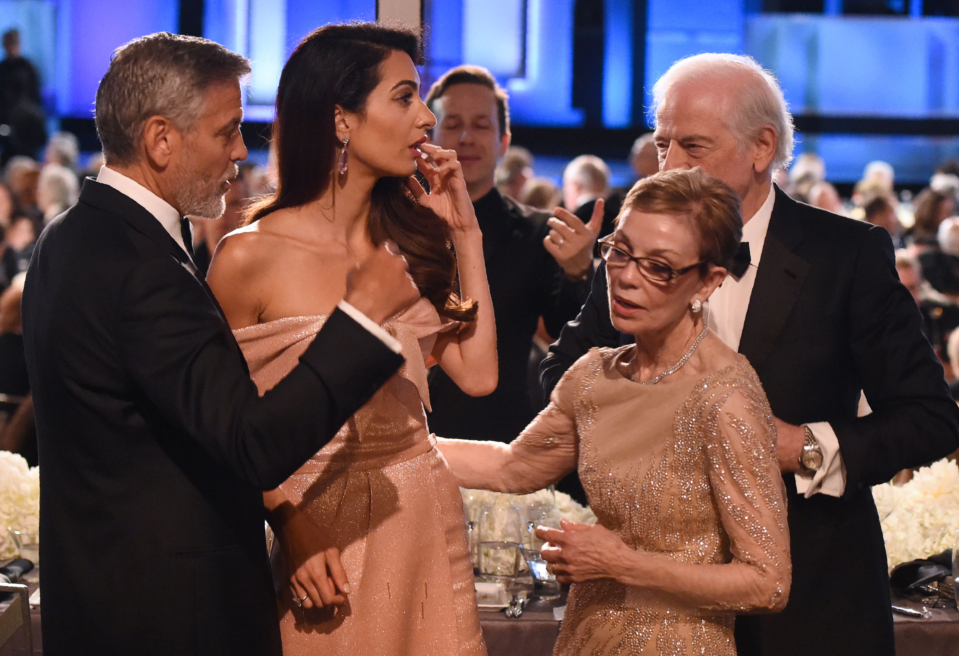 George y Amal Clooney con sus padres, Nina Bruce Warren y Nick Clooney, en la 46ª Gala del Premio American Film Institute Life Achievement en Hollywood, el 7 de junio de 2018. | Foto: Getty Images