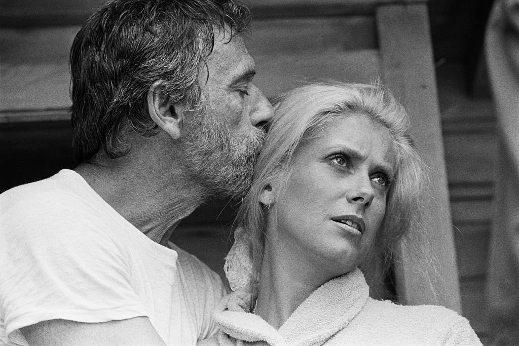 Catherine Deneuve et Yves Montand sur le tournage du film 'Le Sauvage' réalisé par Jean-Paul Rappeneau à Paris en juillet 1975, France. | Photo : Getty Images Catherine Deneuve et Yves Montand sur le tournage du film 'Le Sauvage' réalisé par Jean-Paul Rappeneau à Paris en juillet 1975, France. | Photo : Getty Images