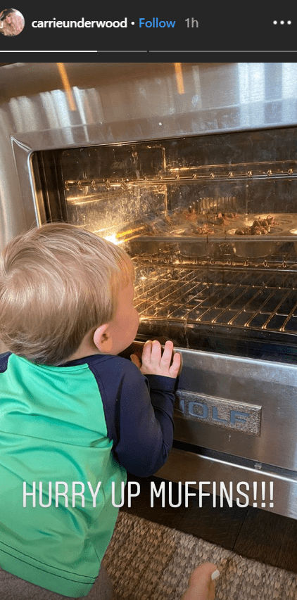 Carrie Underwood's son Jacob looks at muffins baking in oven | Photo: Instagram/ Carrie Underwood