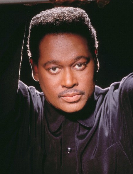  Singer Luther Vandross poses for a portrait in 1995 in Los Angeles, California | Photo: Getty Images