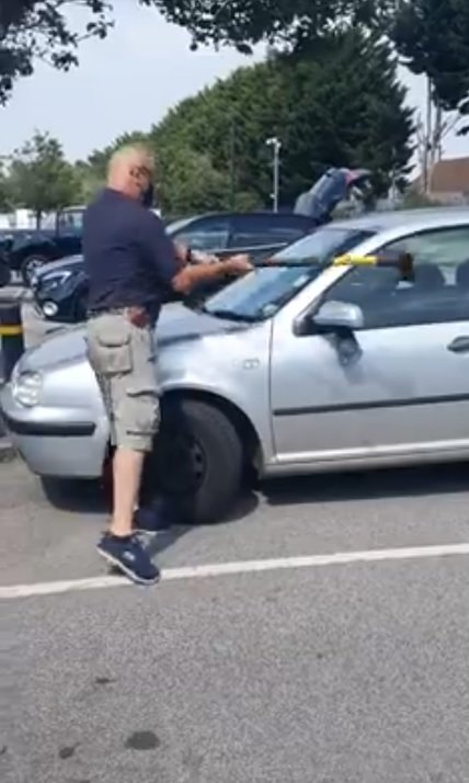 Mann schlägt mit Axt Autoscheibe ein, um Hund zu retten | Quelle: Facebook/Samantha Heaver