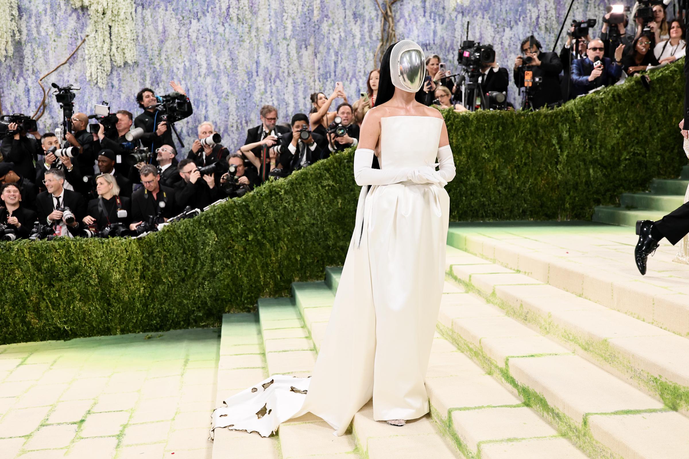 Katy Perry steps out in a futuristic-inspired look on the Met carpet | Source: Getty Images