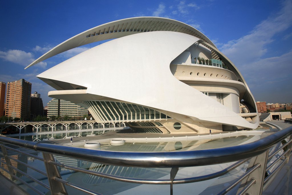 Palacio de las Artes Reina Sofía, diseñado por Santiago Calatrava, en Valencia, España || Fuente: Wikimedia Commons