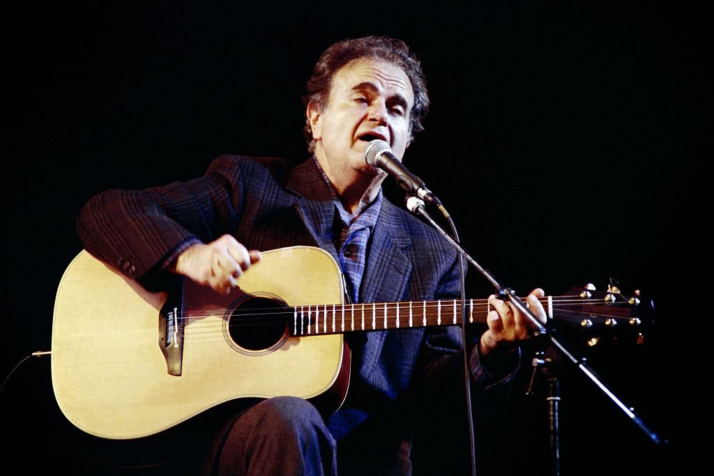 Le chanteur français Guy Beart dans sa maison à Paris. | Photo : Getty Images