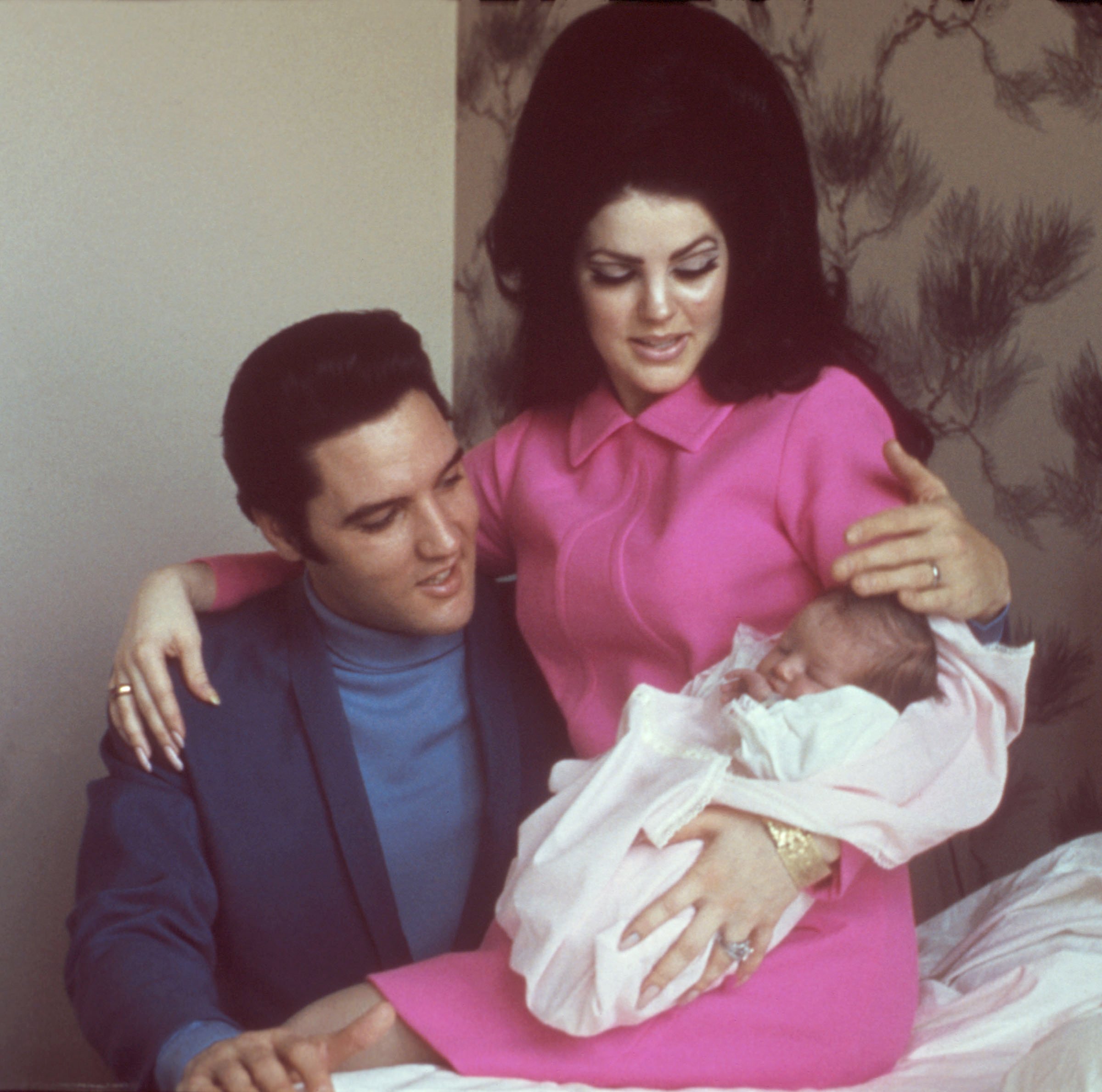 Rock and roll singer Elvis Presley with his wife Priscilla Beaulieu Presley and their 4 day old daughter Lisa Marie Presley on February 5, 1968 in Memphis, Tennessee. | Source: Getty Images