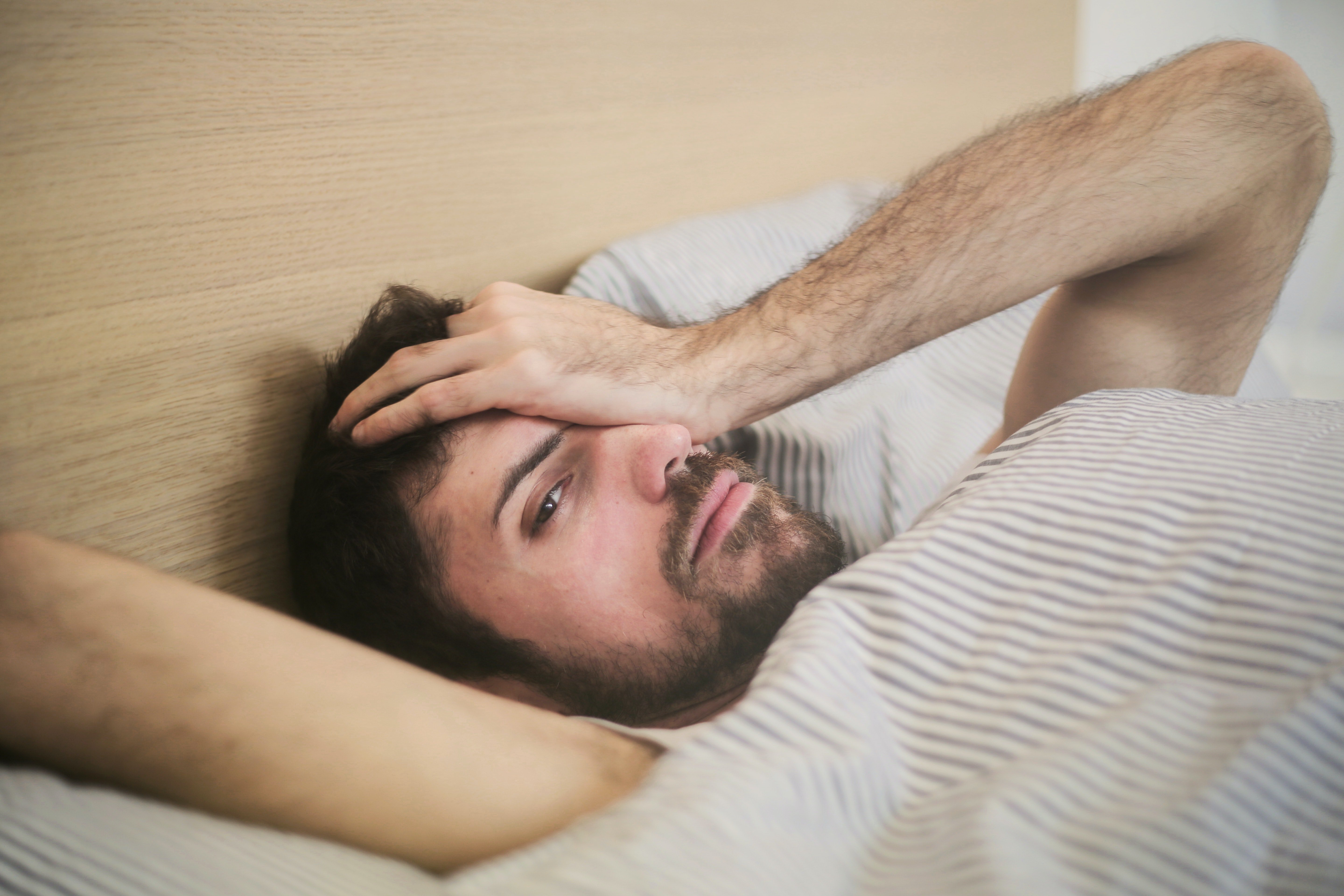 Hombre acostado en su cama. | Foto: Pexels Hombre acostado en su cama. | Foto: Pexels
