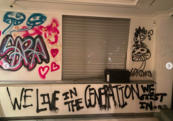 The soon-to-be-demolished interior became an enormous canvas, with graffiti stretching across walls and cabinetry.It is almost impossible to connect this scene with the immaculately finished home that eventually replaced it. | Source: Instagram/sophiaemeloni