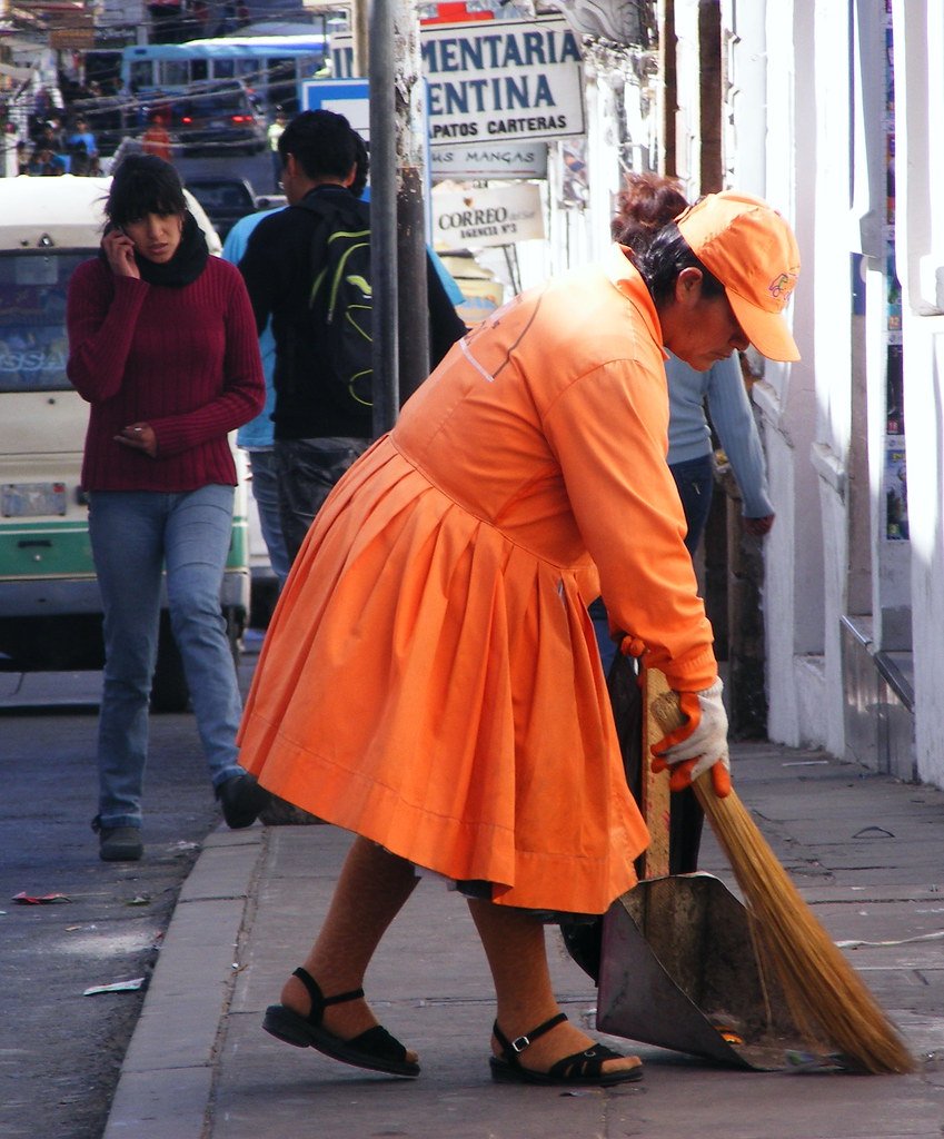 Mujer barriendo las calles de la ciudad. | Imagen: Flickr