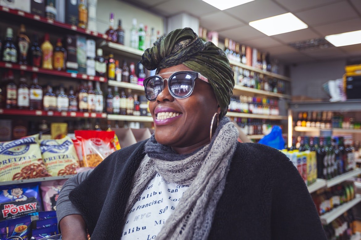 Una mujer con unos lentes de sol en una tienda de comestibles. | Foto: Unsplash