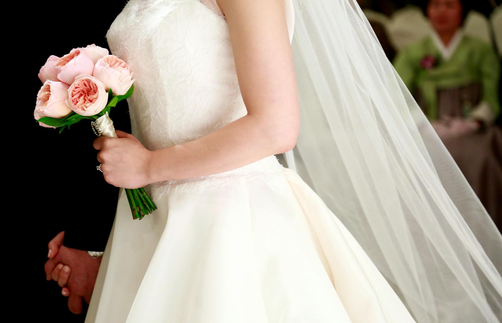 A bride holding a bouquet | Source: Pexels