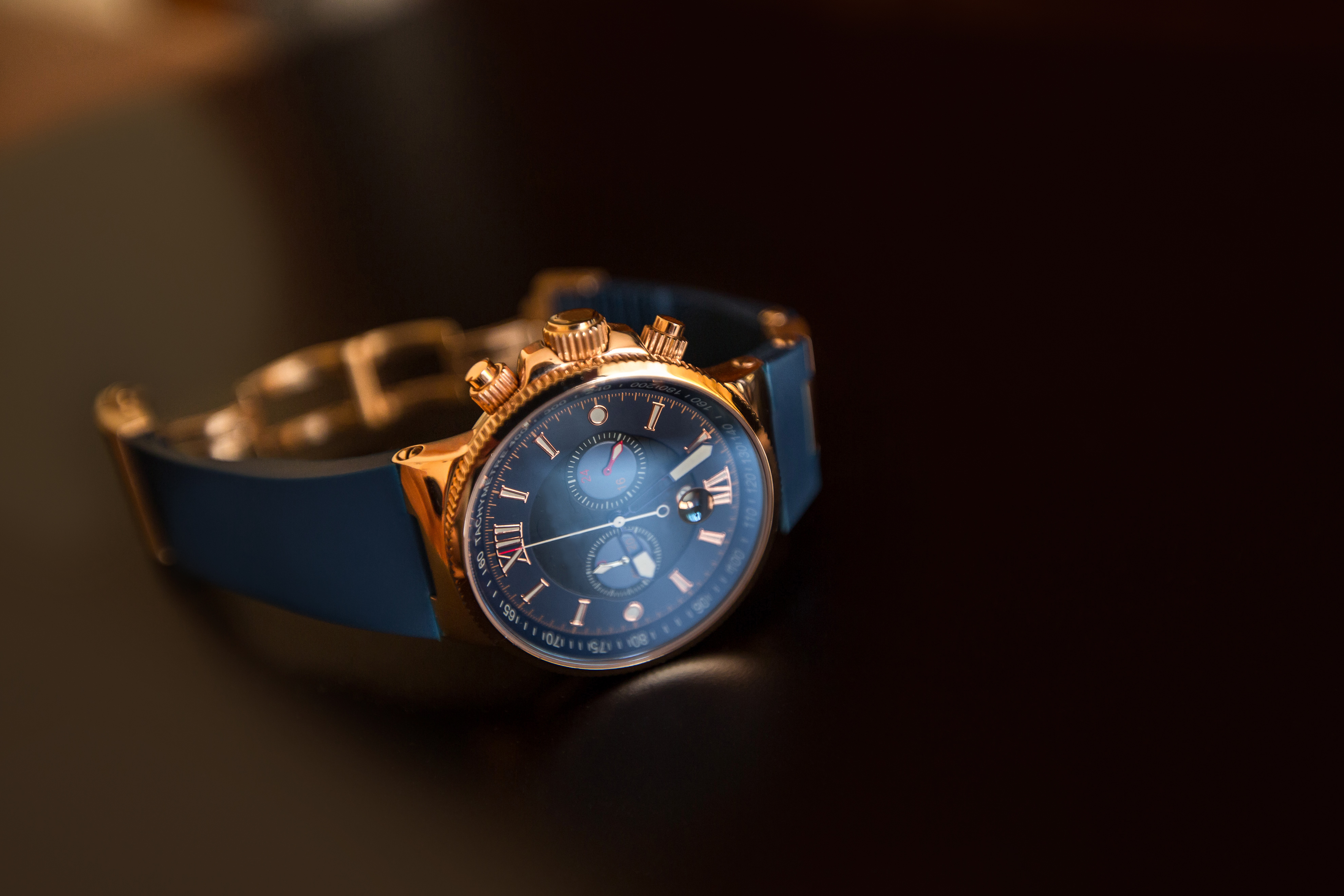 Men's watch, close-up golden hand watch. | Source: Shutterstock