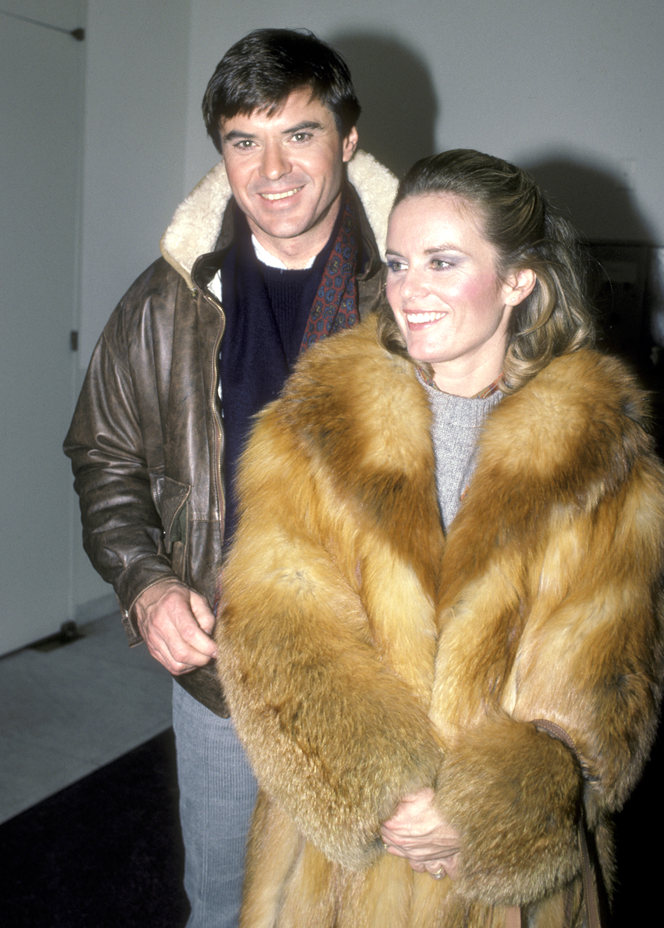 Robert Urich and Heather Menzies backstage after watching "The Hasty Heart" at The Kennedy Center in Washington, DC. on January 12, 1984 | Source: Getty Images