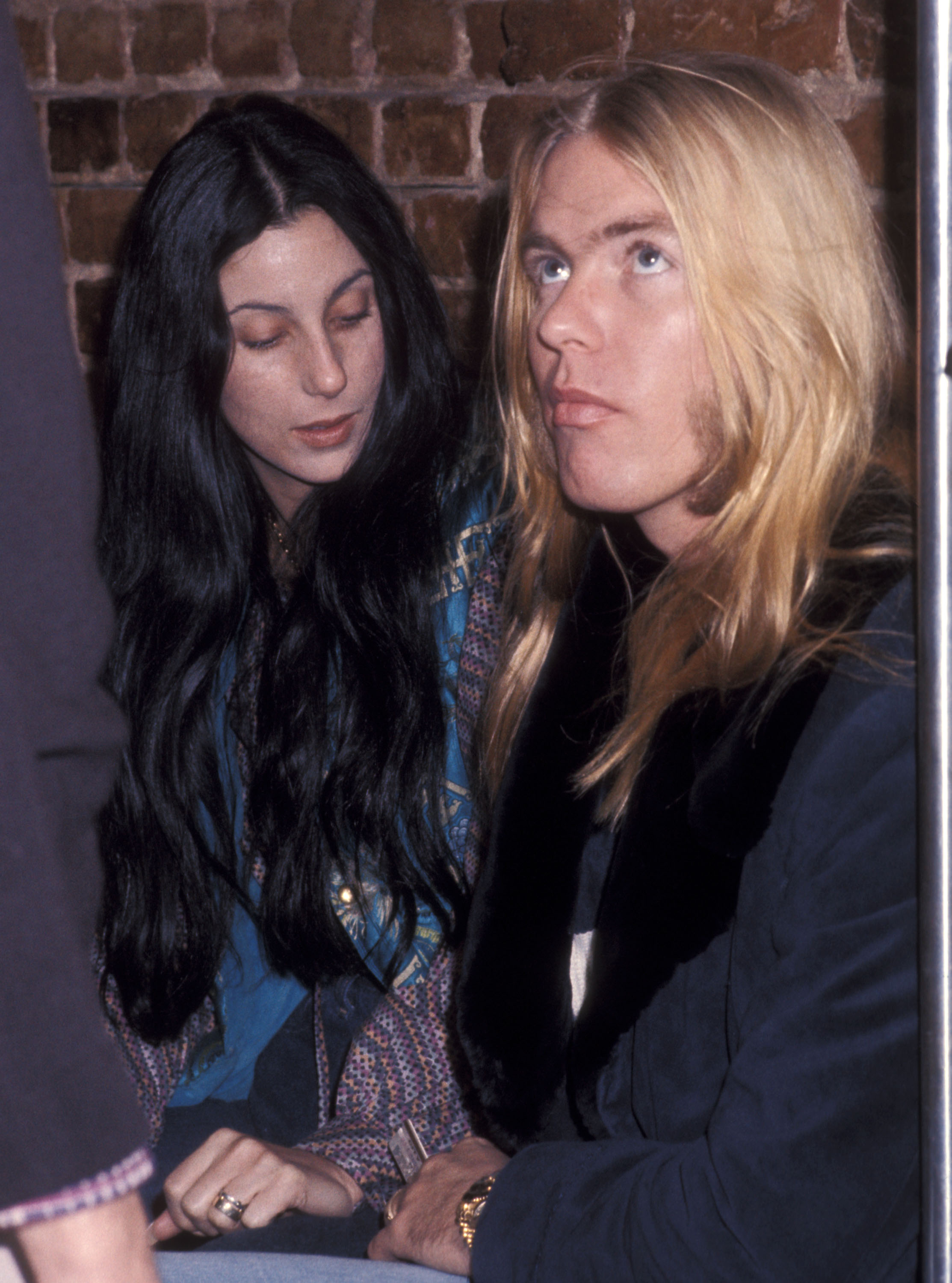 Cher and Gregg Allman shop on Wisconsin Avenue in Washington, DC, on January 21, 1977. | Source: Getty Images