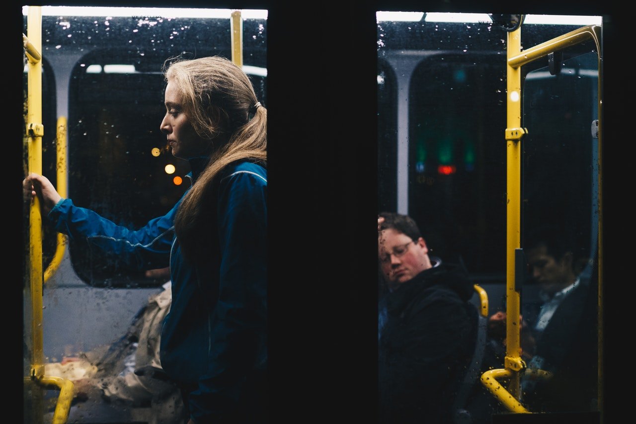 Photo of a woman standing in a bus | Photo: Pexels