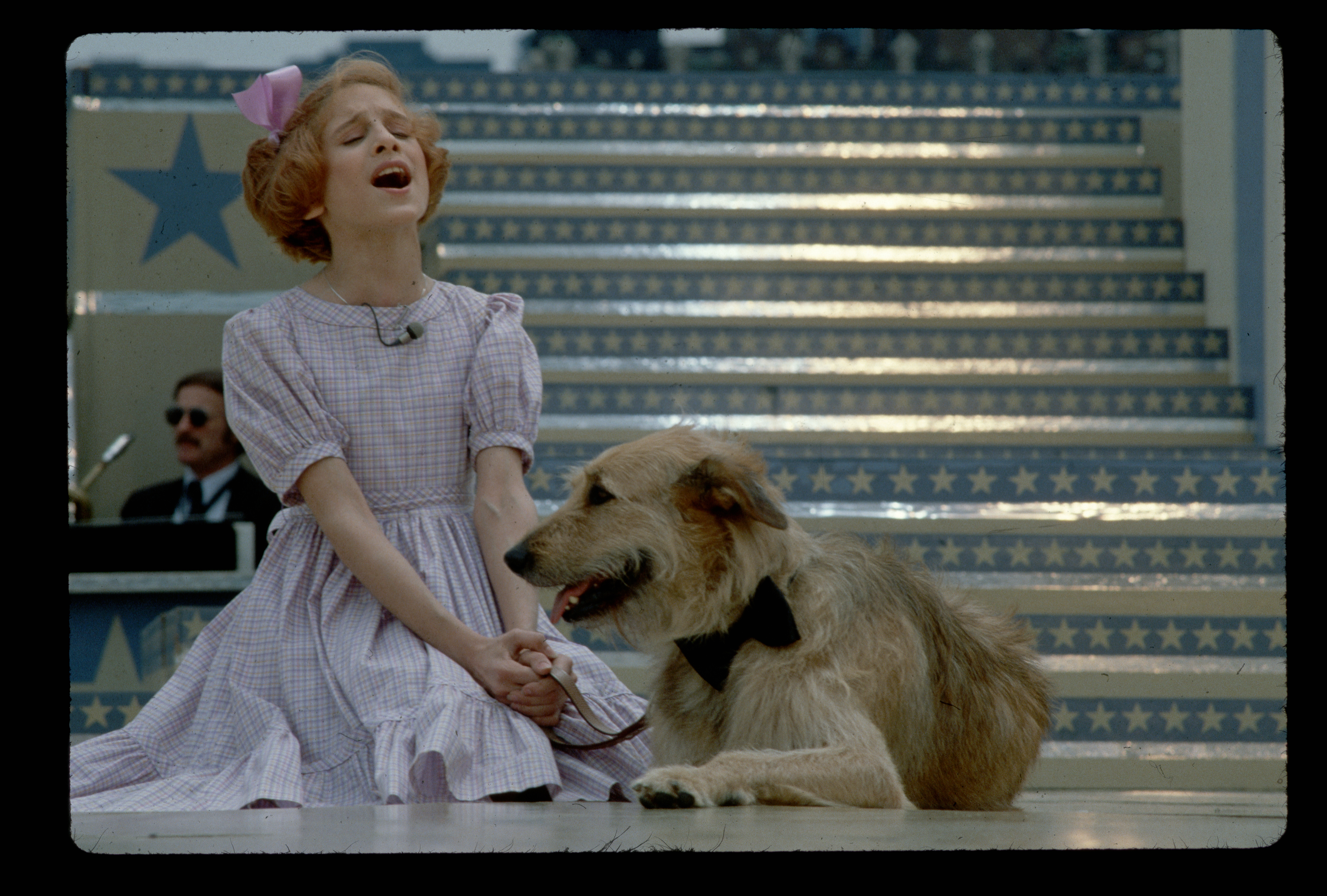 La actriz Sarah Jessica Parker interpreta una escena con un perro en el musical "Annie", el 1 de enero de 1979. | Foto: Getty Images