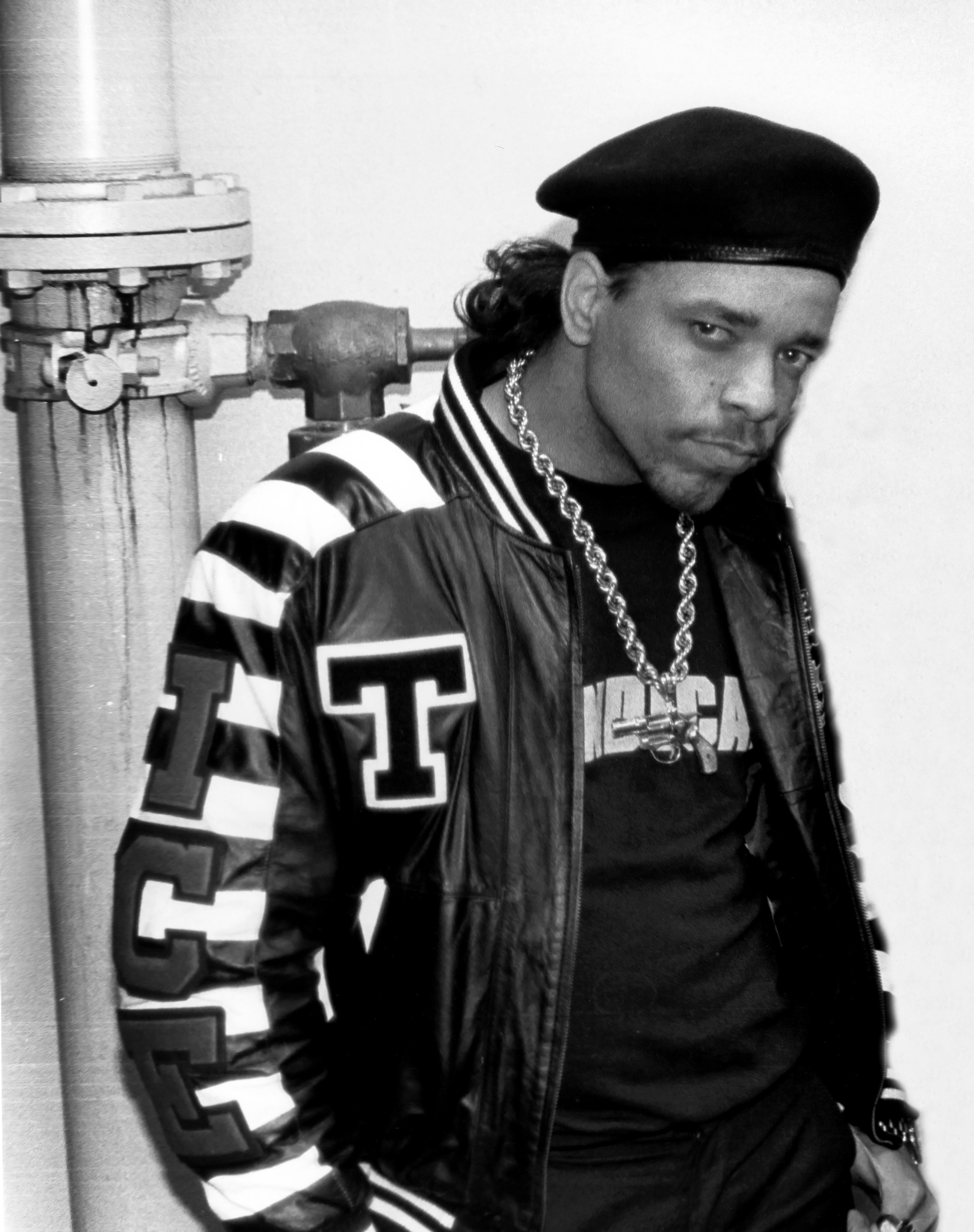 The rapper poses for a photo before his performance at the Regal Theater in Chicago, Illinois in 1988 | Source: Getty Images
