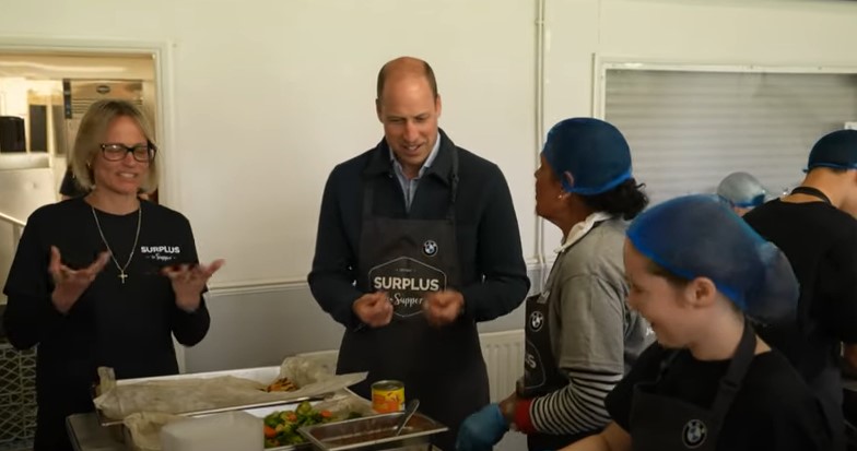 El príncipe William visita Surplus For Supper el 16 de abril de 2024 | Fuente: YouTube/The Royal Family Channel