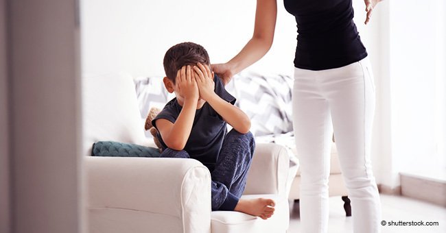 Mère et fils dans le salon. Source : Shutterstock