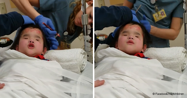 Une fillette de 8 ans chante pendant un test de dépistage des convulsions à l'hôpital alors qu'un thérapeute arrive avec une guitare