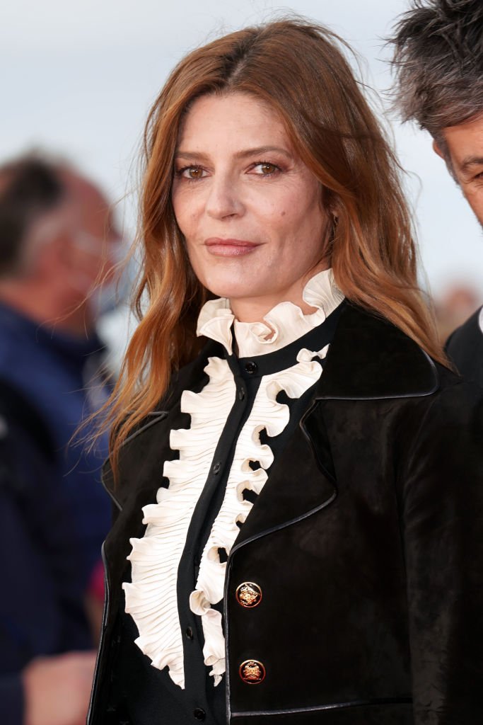 Chiara Mastroianni avec son prix à la cérémonie du Festival du Film de Cabourg. | Photo : Getty Images