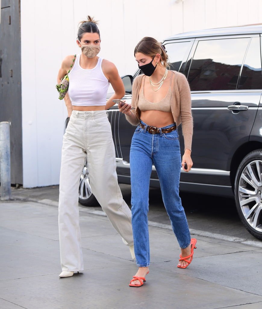 Kendall Jenner et Hailey Bieber le 7 octobre 2020 à Los Angeles. l Source : Getty Images