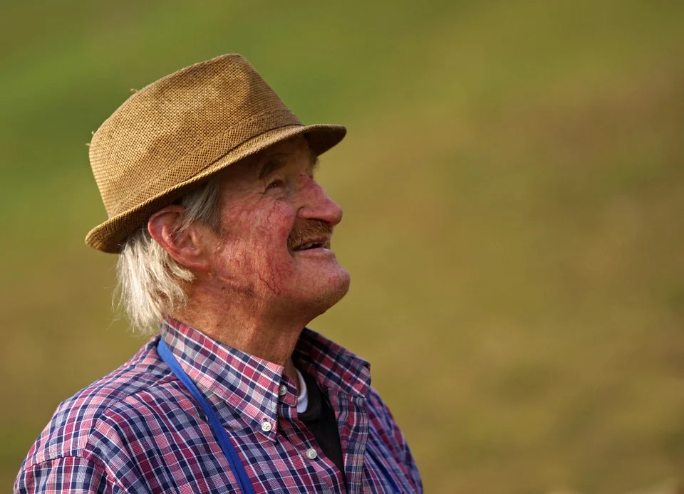 Ein Bauer, der sich sein Land ansieht | Quelle: Pixabay