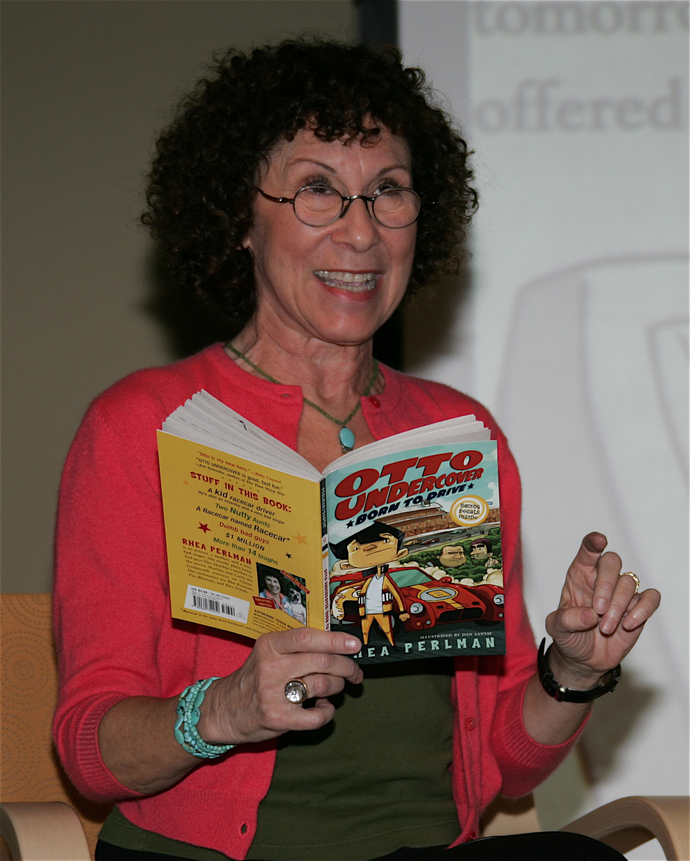 Rhea Perlman during the ribbon-cutting ceremony for the city of Santa Monica's Library in Santa Monica, California on January 7, 2006 | Source: Getty Images
