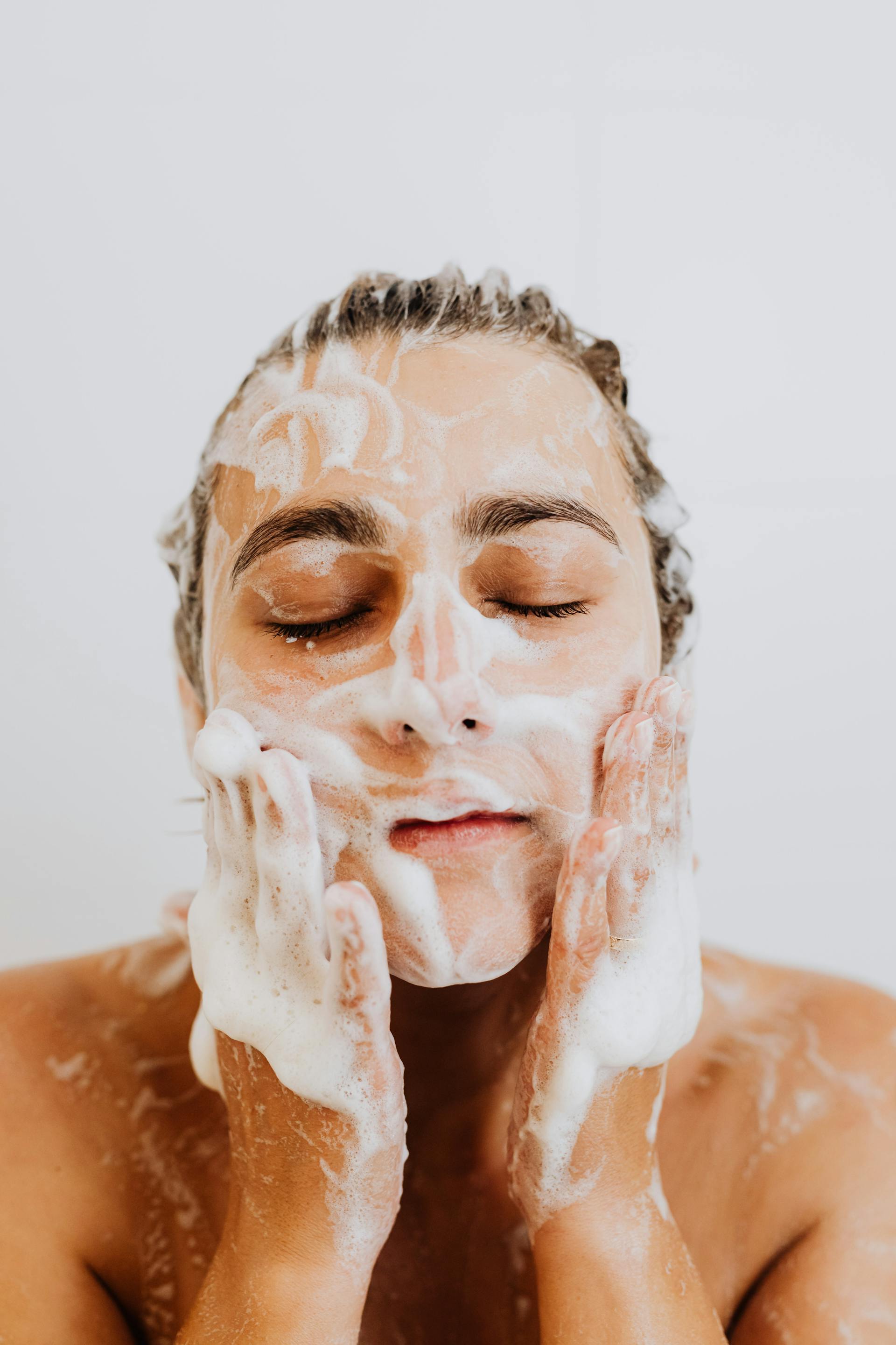 A woman washing her face | Source: Pexels