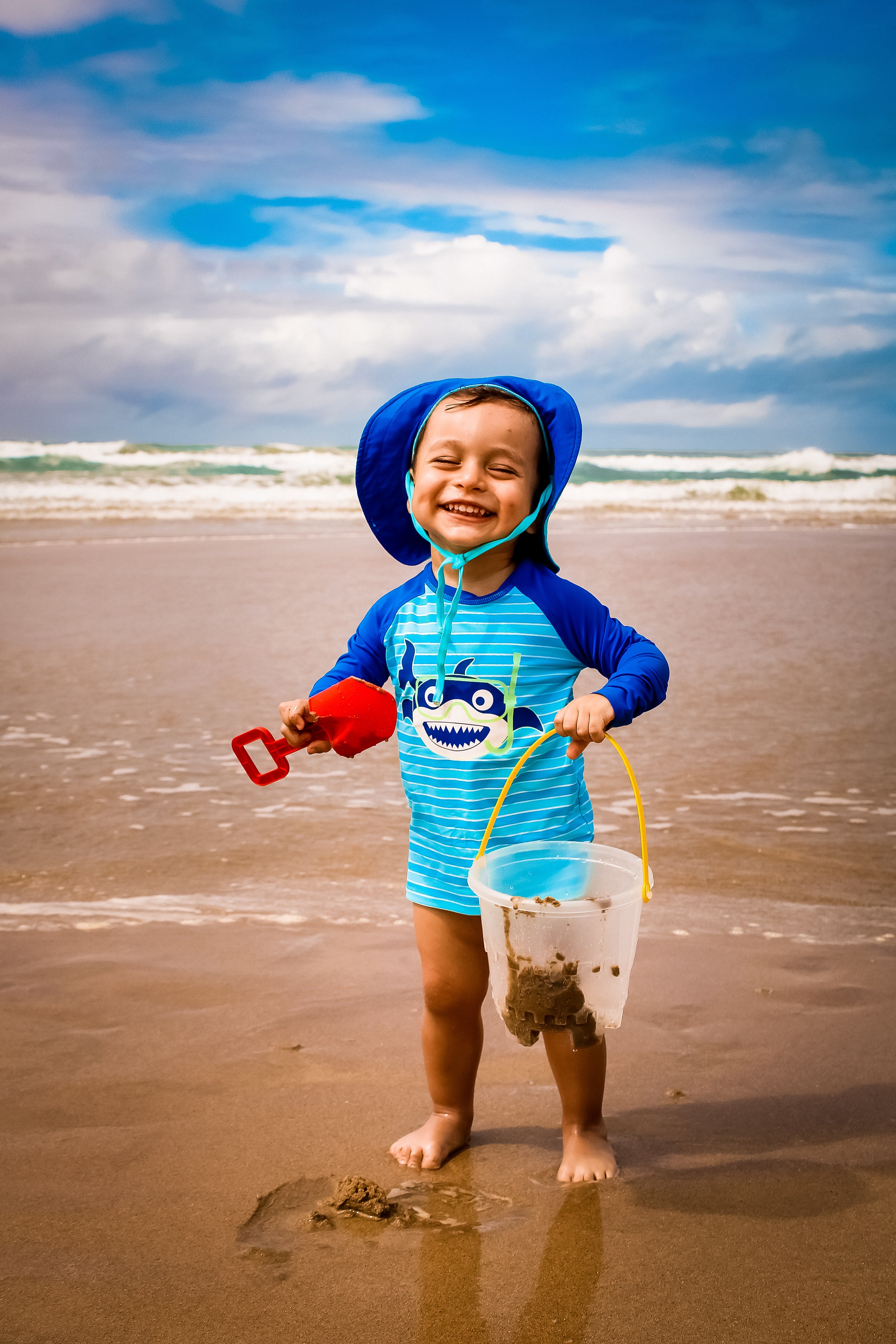 Niño jugando en la playa. | Foto: Pexels