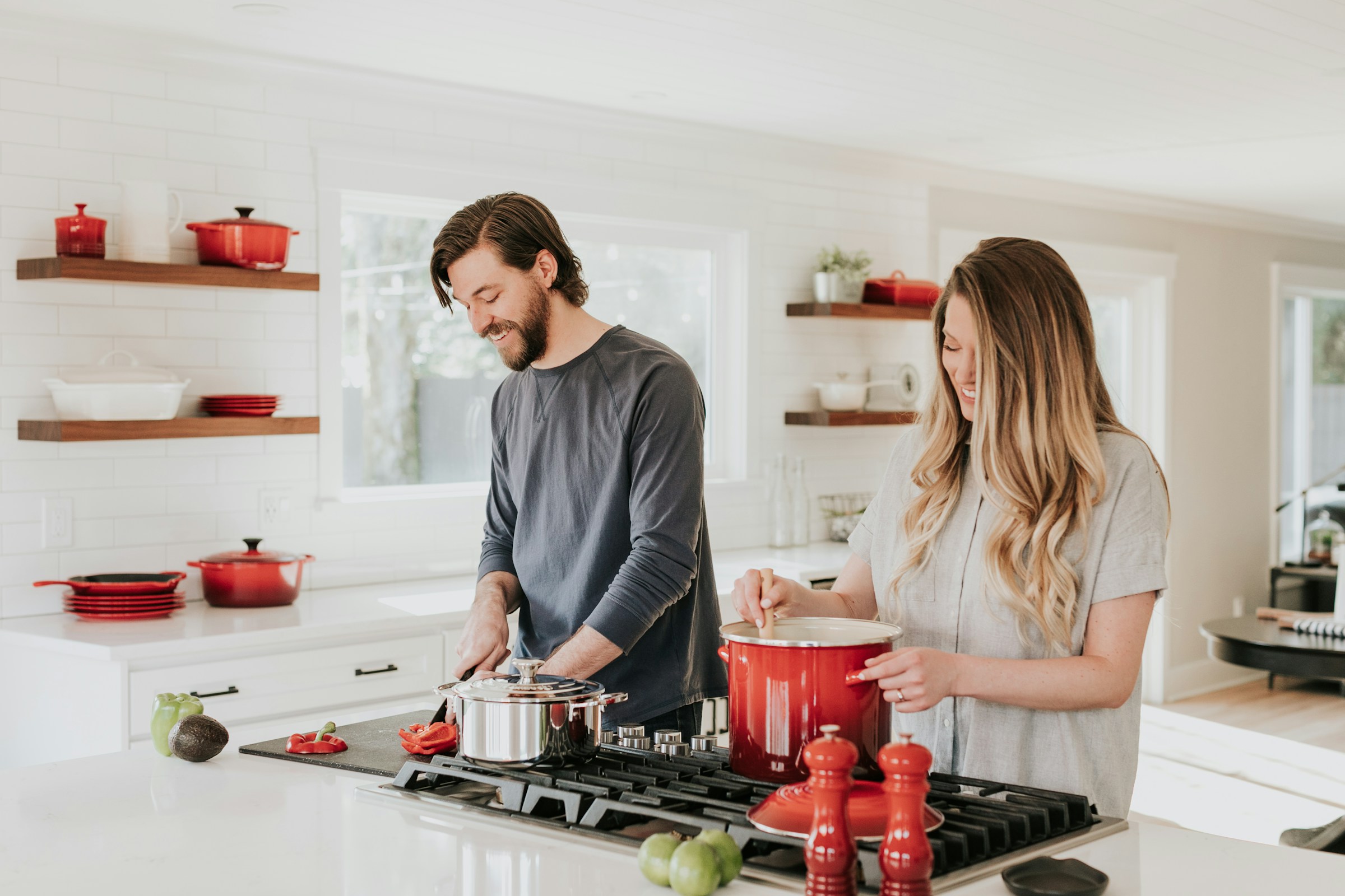 A husband helping his wife in the kitchen | Source: Pexels